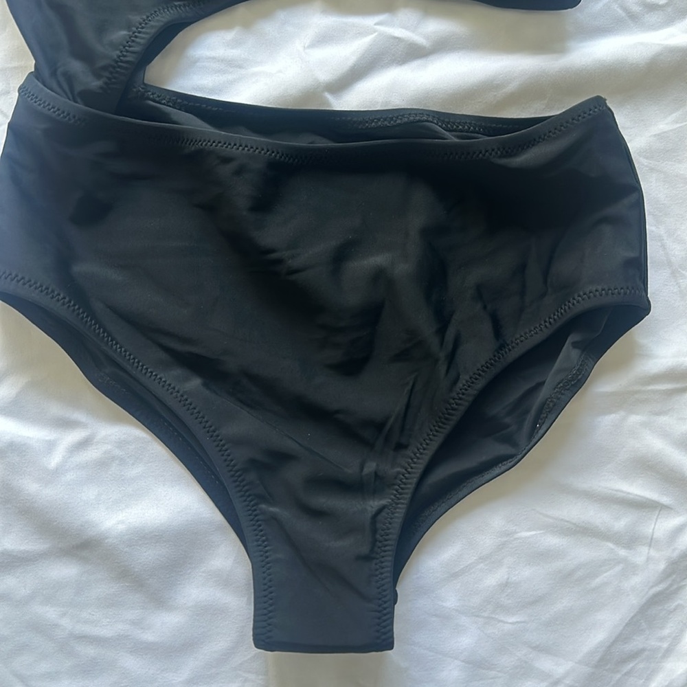 Commense Asymmetrical Cutout One-Piece Swimsuit size xs - Picture 4 of 5